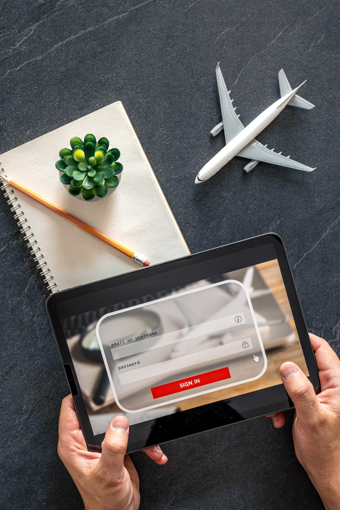Tablet, Modellflugzeug, Brief, Person bucht Flug online.